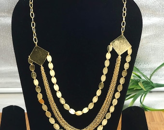 Colar triplo de latão dourado com corrente de latão texturizada com diamantes geométricos, peça boho statement, joia para usar em camadas no dia a dia.