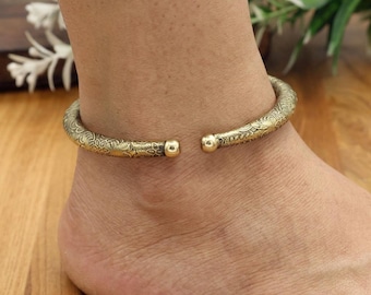 Handgefertigte Blume texturiert Messing Fußkettchen Boho verstellbare Manschette Vintage Tribal-Schmuck für Frauen & Männer