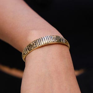Pulsera bohemia de latón macizo, brazaletes hechos a mano, joyería minimalista, joyería bohemia chic, brazaletes de moda vintage, regalos únicos para ella