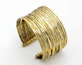 Brazalete de latón chapado en oro vintage martillado, regalo de joyería único, brazalete de latón minimalista, brazalete ancho dorado, joyería moderna