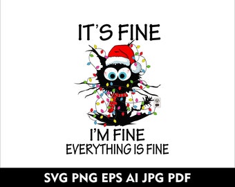 Op de afbeelding: Een zwarte kat met een kerstmanmuts is verstrikt in kerstverlichting. De tekst "It's fine I'm fine everything is fine" staat onder de kat. De tekst "SVG PNG EPS AI JPG PDF" staat onderaan de afbeelding.