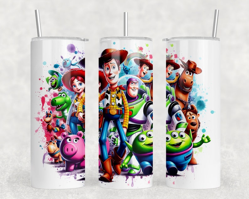 Op de afbeelding: Een witte tumbler met een kleurrijk ontwerp met personages uit de Toy Story-franchise. Het ontwerp bevat Woody, Buzz Lightyear, Jessie, Rex en andere personages. De tumbler heeft een witte achtergrond met kleurspatten.