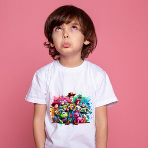 Op de afbeelding: Een wit T-shirt met een kleurrijke grafische print van personages uit de Toy Story-filmfranchise. De personages zijn onder andere Woody, Buzz Lightyear, Jessie en anderen. De grafiek is omgeven door kleurrijke verfspatten.