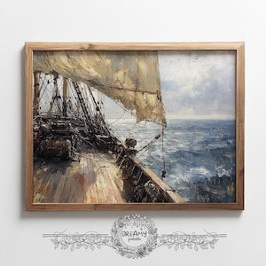 Op de afbeelding: Een ingelijst vintage schilderij van een schip op zee. Het kunstwerk toont een houten schip met een gerafeld zeil, varend op een woelige blauwe oceaan onder een bewolkte hemel. Het schilderij zit in een houten lijst.