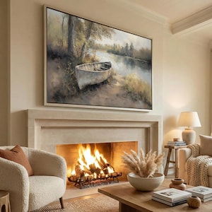 Peut inclure: Une grande impression d'art murale rectangulaire représentant une peinture à l'huile d'une petite barque blanche posée sur une rive herbeuse. La scène montre une rivière calme traversant un paysage boisé aux tons terreux, lumière douce et touches.