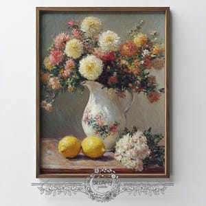 Puede incluir: Pintura enmarcada de naturaleza muerta con una jarra blanca llena de flores coloridas, incluyendo flores amarillas, rosas y naranjas. Dos limones amarillos están frente a la jarra. La pintura tiene una estética vintage.