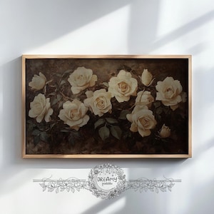 Peut inclure: Une impression encadrée de style vintage représentant un bouquet de roses crème et de feuilles vertes sur un fond sombre. L'œuvre est dans un cadre en bois, créant une esthétique classique. L'impression est étiquetée "Dreamy Printables".