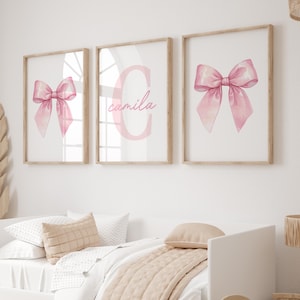 Conjunto de arte de parede aquarela com laço rosa com 3 impressões, placa de nome personalizada, decoração de quarto de menina, arte inicial feminina personalizada, decoração de berçário de meninas para impressão