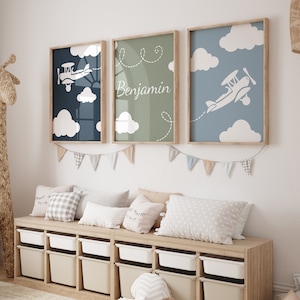 Juego de 3 impresiones de avión, arte de pared azul marino, nubes, biplano personalizado, decoración de guardería, impresión de avión, niño pequeño, nombre personalizado, guardería, niños