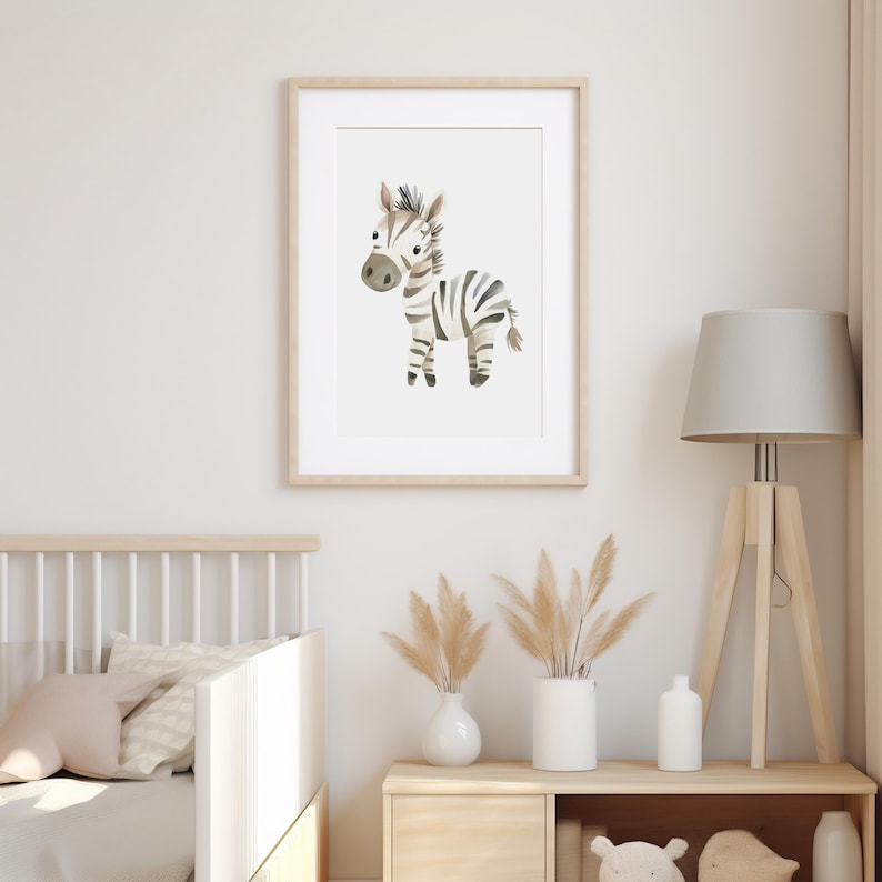 Puede incluir: Una impresi&oacute;n enmarcada de una ilustraci&oacute;n de acuarela de una cebra con rayas blancas y negras. La cebra est&aacute; de pie sobre un fondo blanco. El marco es de madera clara.