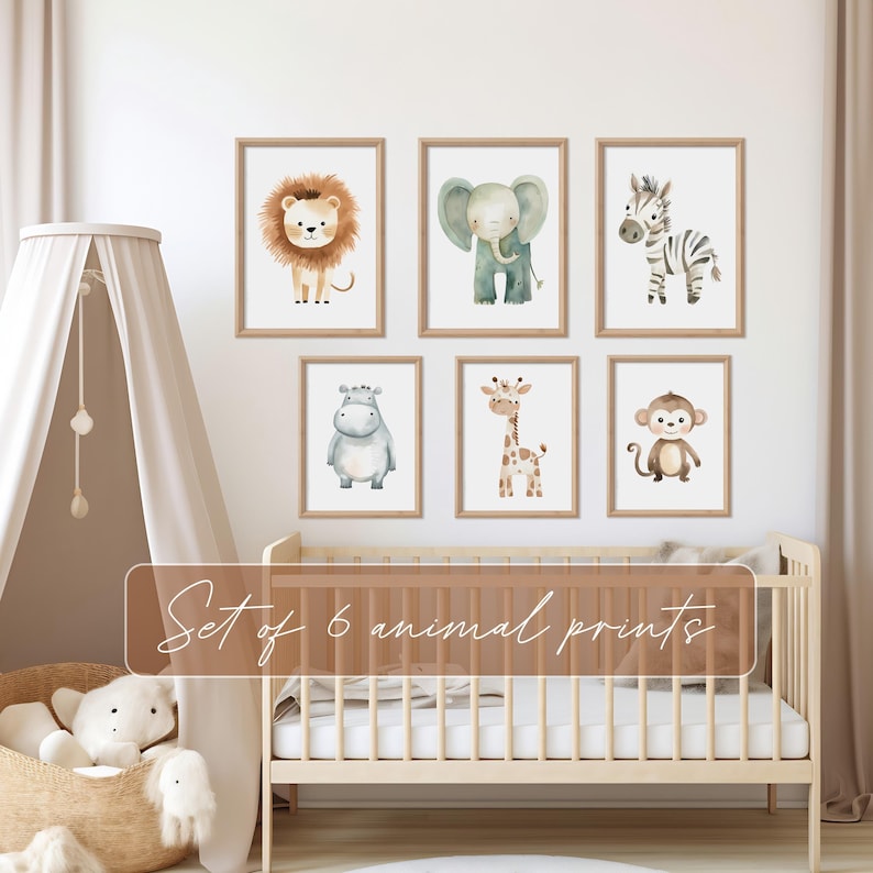 Puede incluir: Conjunto de seis estampados de animales en acuarela que representan un le&oacute;n, un elefante, una cebra, un hipop&oacute;tamo, una jirafa y un mono. Las estampas est&aacute;n enmarcadas en marcos de madera clara y se exhiben en una pared blanca.