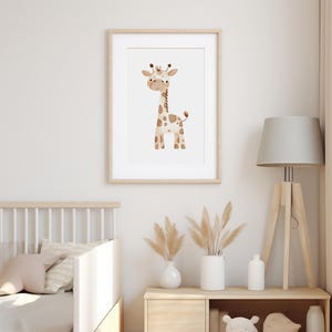 Puede incluir: Una impresi&oacute;n enmarcada de una jirafa de dibujos animados con manchas marrones sobre un fondo blanco. La jirafa est&aacute; de pie sobre un fondo blanco. El marco es de madera marr&oacute;n claro.