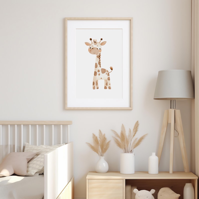 Puede incluir: Una impresi&oacute;n enmarcada de una jirafa de dibujos animados con manchas marrones sobre un fondo blanco. La jirafa est&aacute; de pie sobre un fondo blanco. El marco es de madera marr&oacute;n claro.