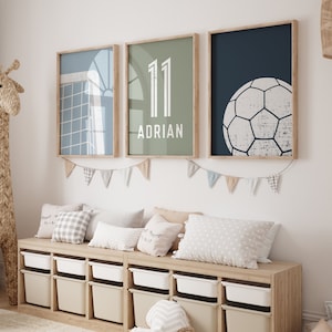 Arte de pared de fútbol personalizado para niño, juego de 3 impresiones de pared, decoración con nombre personalizado, decoración para habitación de niño, sala de juegos, guardería, camiseta de fútbol para niño imprimible