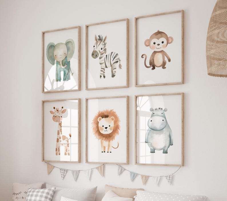 Puede incluir: Conjunto de seis estampados de animales en acuarela enmarcados que representan una cebra, un elefante, un mono, una jirafa, un le&oacute;n y un hipop&oacute;tamo. Los estampados est&aacute;n en una paleta de colores neutres con tonos marrones, grises y blancos.