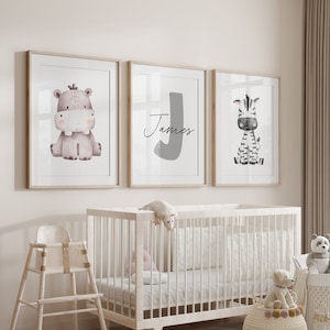 Conjunto de 3 impressões de arte de parede de animais de safári com nome personalizado, decoração de berçário para meninos e meninas, selva personalizada, hipopótamo, leão, elefante, girafa, para crianças, para impressão