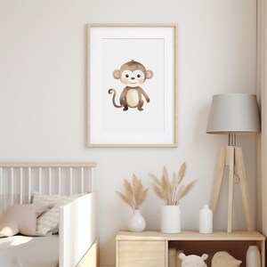 Puede incluir: Una ilustraci&oacute;n de acuarela de un mono marr&oacute;n con la cara blanca y la cola marr&oacute;n claro. El mono est&aacute; sonriendo y tiene un fondo marr&oacute;n claro.