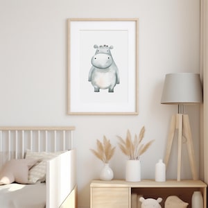 Puede incluir: Una pintura de acuarela de un hipop&oacute;tamo gris en un marco blanco. El hipop&oacute;tamo est&aacute; de pie sobre un fondo blanco. La pintura est&aacute; colgada en una pared blanca.