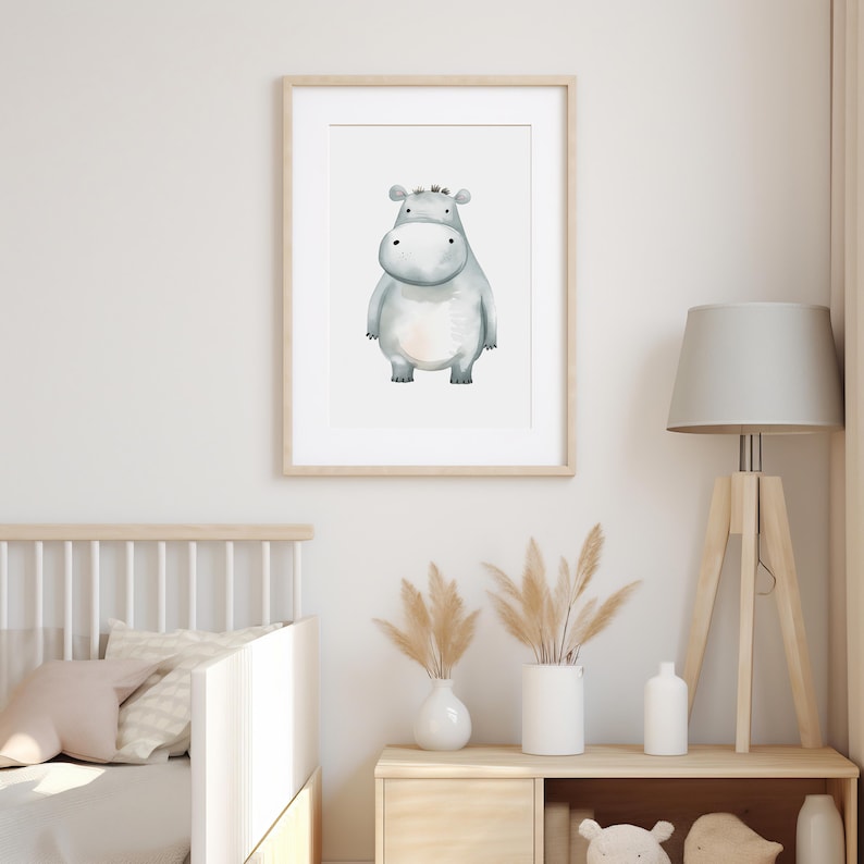 Puede incluir: Una pintura de acuarela de un hipop&oacute;tamo gris en un marco blanco. El hipop&oacute;tamo est&aacute; de pie sobre un fondo blanco. La pintura est&aacute; colgada en una pared blanca.