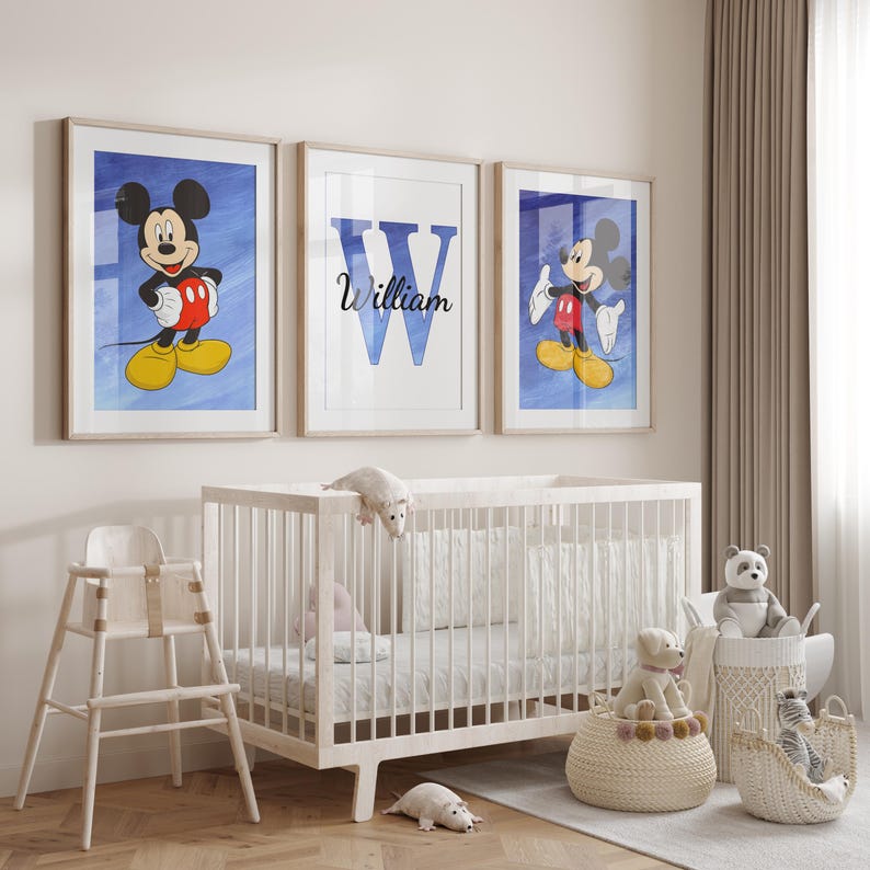 Op de afbeelding: Drie ingelijste prints met een blauwe aquarel achtergrond waarop Mickey Mouse te zien is. De middelste print heeft de letter W en de naam William in zwarte schrijfletters.