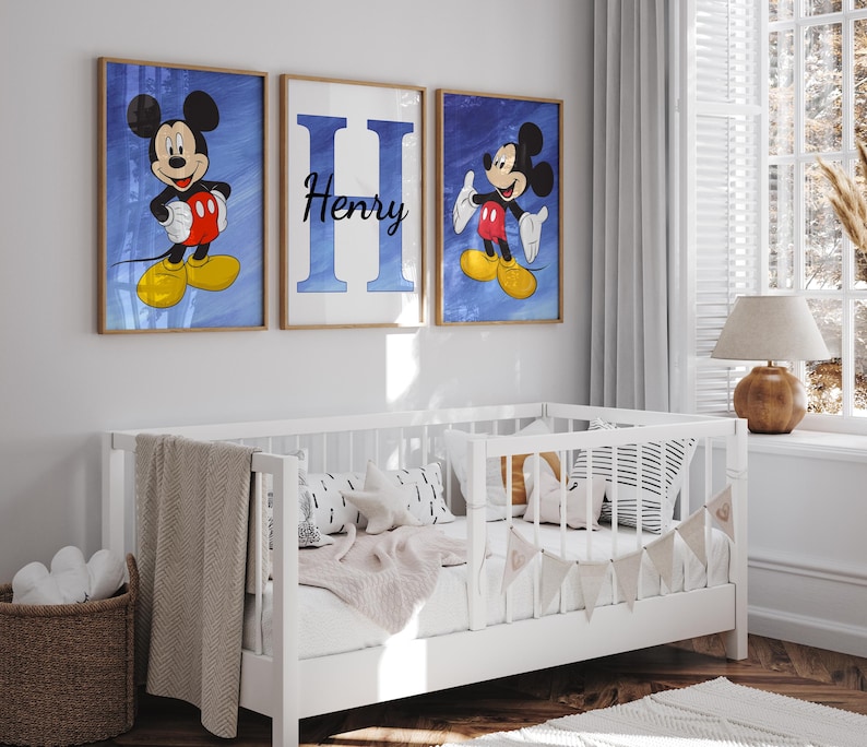Op de afbeelding: Drie ingelijste prints met een blauwe achtergrond. De middelste print heeft de letter "H" in wit met de naam "Henry" in zwart. De prints aan weerszijden tonen Mickey Mouse in een rood en geel outfit tegen een blauwe achtergrond.