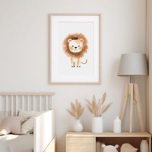 Puede incluir: Una impresi&oacute;n enmarcada de una ilustraci&oacute;n de acuarela de un le&oacute;n marr&oacute;n con una melena marr&oacute;n claro. El le&oacute;n est&aacute; de pie sobre un fondo blanco.