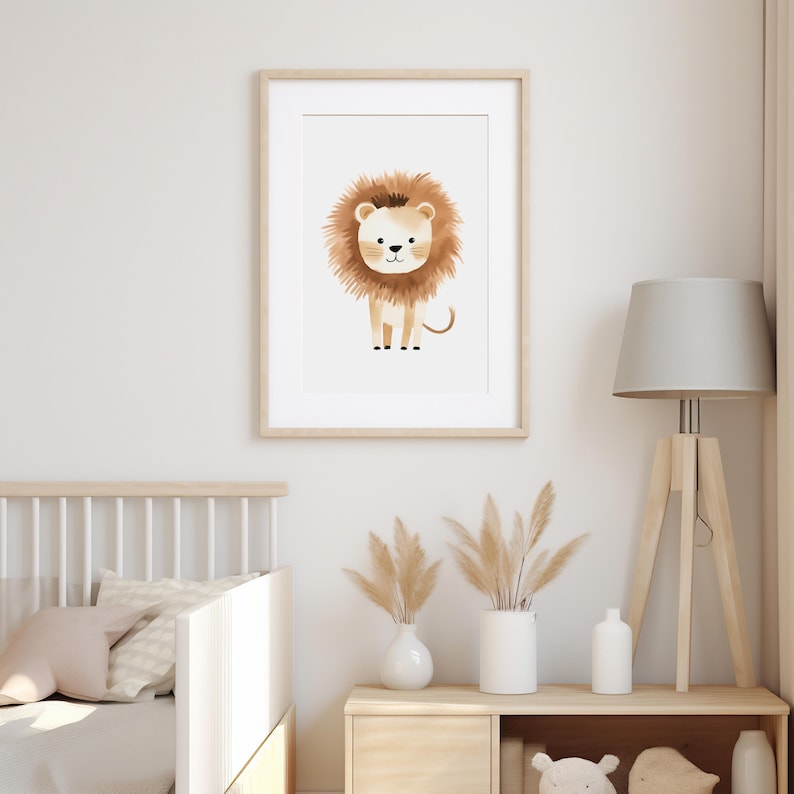 Puede incluir: Una impresi&oacute;n enmarcada de una ilustraci&oacute;n de acuarela de un le&oacute;n marr&oacute;n con una melena marr&oacute;n claro. El le&oacute;n est&aacute; de pie sobre un fondo blanco.