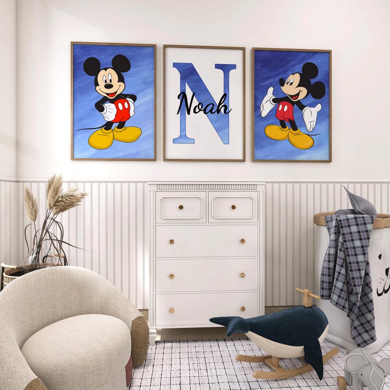 Op de afbeelding: Drie ingelijste prints met Mickey Mouse op een blauwe aquarel achtergrond. De middelste print heeft de letter "N" met de naam "Noah" eronder.