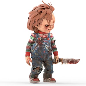 Könnte beinhalten: Eine Puppe mit roten Haaren, blutigem Gesicht und einem gestreiften Hemd hält ein blutiges Messer. Die Puppe trägt eine blaue Latzhose mit Rissen und Flecken.