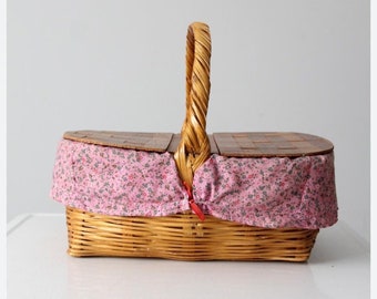 Vintage Picnic Basket With Removable Floral Lining