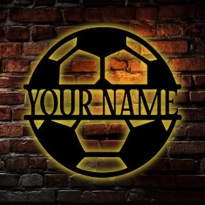 Placa de parede de metal com bola de futebol personalizada com luz LED, placa de nome de futebol personalizada, arte de parede de futebol, placa de Mancave, presente para amantes de futebol