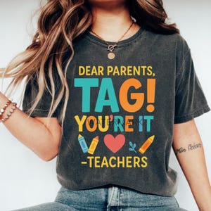 Tag You’re It PNG | Design de camiseta engraçada para o último dia de aula do professor | Fundo transparente de 300 DPI | Sublimação de fim de ano para professores