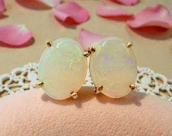 Aretes de oro amarillo macizo de 14 quilates con ópalos de talla ovalada