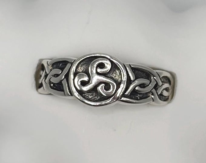 Vintage Sterling Silver Celtic Knot Spiral Ring Size 7.75