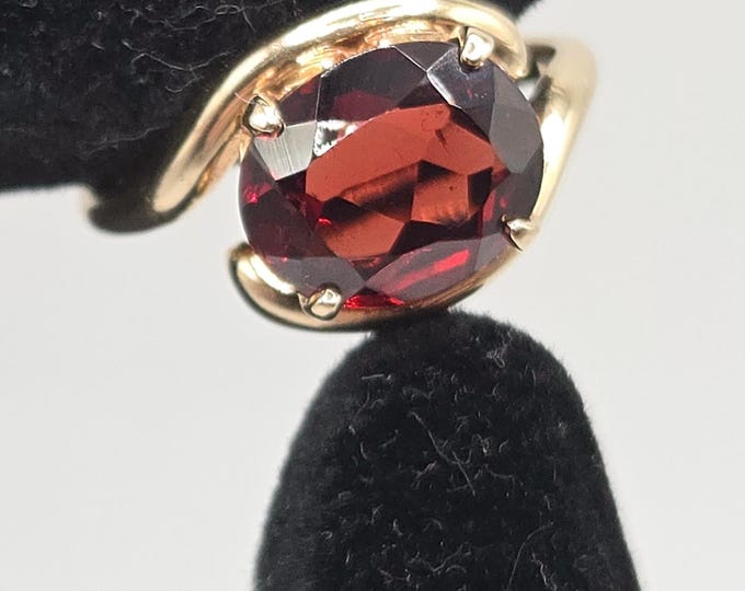 14K Gold Ring with Large Garnet Stone Size 5.25