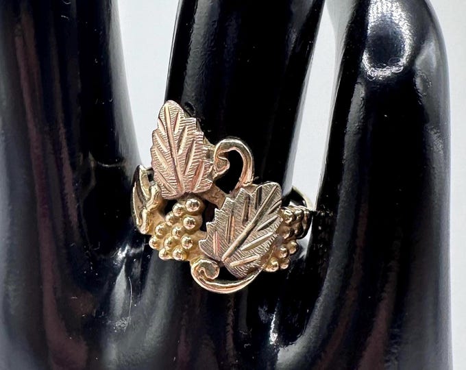 Vintage 10K Gold Black Hills Ring: Tri-Color Gold Grape Leaf Design