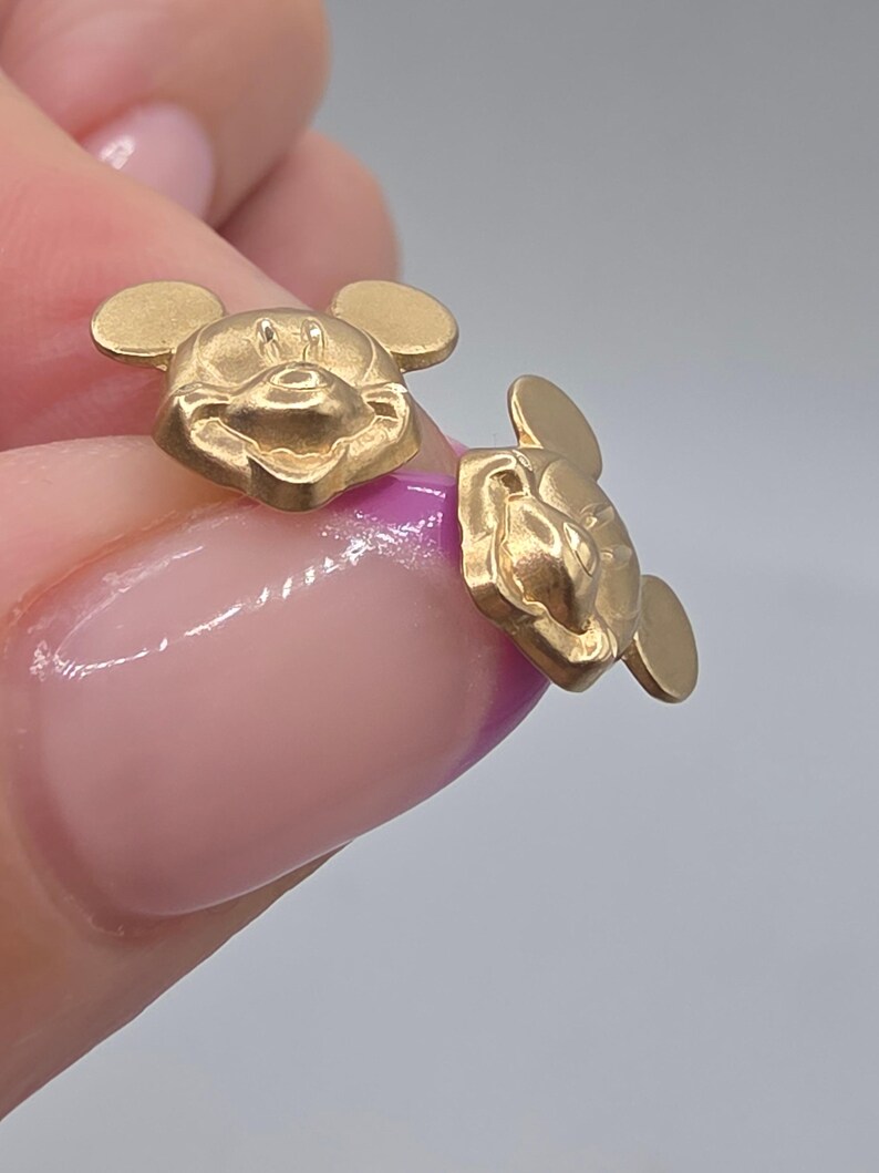 Pendientes de botón de oro amarillo macizo de 14 quilates con diseño de Mickey Mouse de Disney Van Dell en caja original. imagen 13