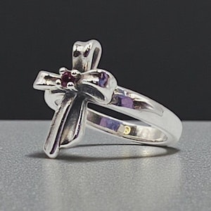 GEPENSIONEERD James Avery 925 sterlingzilveren kruisring met lint en robijn - maat 5