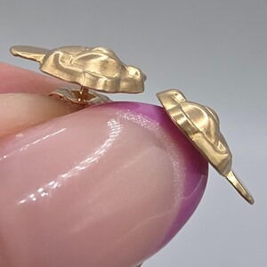 Pendientes de botón de oro amarillo macizo de 14 quilates con diseño de Mickey Mouse de Disney Van Dell en caja original. imagen 10