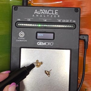Pendientes de botón de oro amarillo macizo de 14 quilates con diseño de Mickey Mouse de Disney Van Dell en caja original. imagen 8