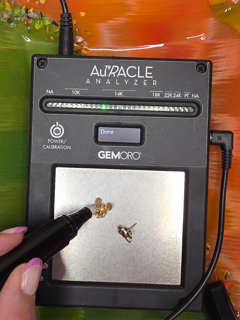 Pendientes de botón de oro amarillo macizo de 14 quilates con diseño de Mickey Mouse de Disney Van Dell en caja original. imagen 8