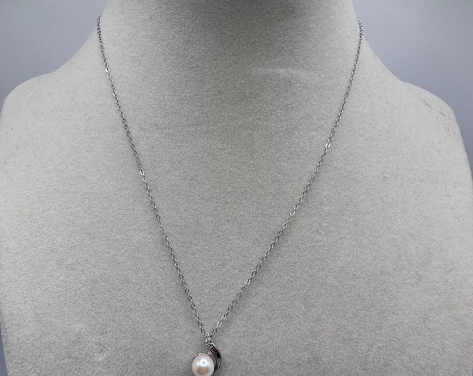 Vintage 14K White Gold Necklace with Pearl and Diamond 14K Pendant 15 Inches Long