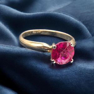 Anillo de oro amarillo macizo de 14 quilates con rubí – Talla 2