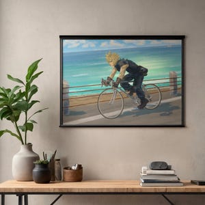 Puede incluir: Una ilustración digital enmarcada de un personaje rubio con pelo de punta montando una bicicleta de carretera por un camino costero. El personaje viste una camiseta negra sin mangas y pantalones oscuros. El fondo muestra un océano azul.