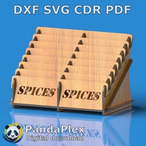 Puede incluir: Un estante de especias de madera con 10 ranuras para tarros de especias. El estante está hecho de madera marrón claro y tiene la palabra "SPICES" grabada en la parte delantera. El estante está sobre una superficie azul.