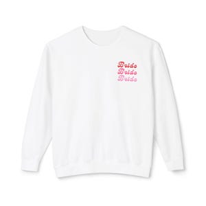 花嫁になるウェディングスウェットシャツ - ユニセックスクルーネック、ブライダルパーティープルオーバー、婚約ギフト、結婚発表ジャンパー、ブライダルシャワートップ