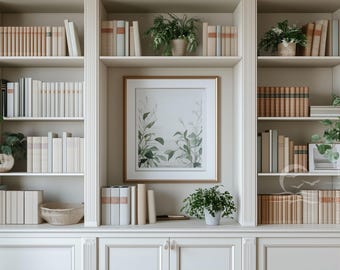 Könnte beinhalten: Ein weißer Einbauschrank mit Büchern unterschiedlicher Größe und Farbe. In der Mitte hängt ein gerahmter botanischer Druck. Topfpflanzen sind auf den Regalen und vor dem Bücherregal platziert.