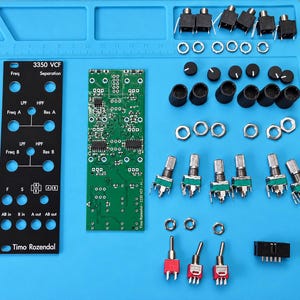 Può includere: Un kit per modulo sintetizzatore fai-da-te che include un pannello frontale nero con l'etichetta 3350 VCF, una scheda a circuito verde, sei jack audio, sei manopole nere grandi, sei manopole nere piccole, sei potenziometri e tre interruttori.