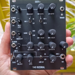 Puede incluir: Módulo de sintetizador de música electrónica negro con perillas y entradas. El módulo tiene el texto "SDSV+" y "TIMO ROZENDAL" impreso. Cuenta con varios controles etiquetados como "Frequency", "Env Depth" y "LFO Depth".