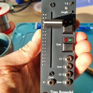 Può includere: Un modulo Automator grigio scuro con un cursore, pulsanti e porte. Il modulo presenta il testo "Automator", "Length", "Gate", "CV 1", "Gate 1", "CV 2", "Clock" e "Gate 2". È visibile anche il nome "Timo Rozendal".